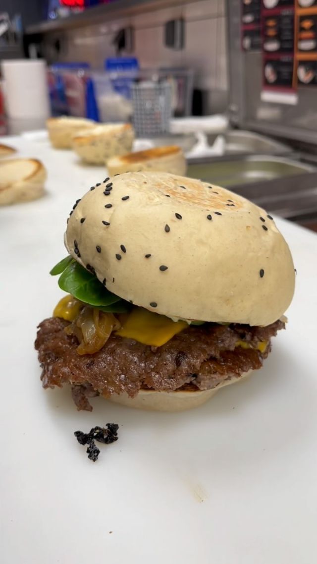 DÉCOUVREZ LE RONIN BURGER 😍👍🏼

Ça se passe chez @gomu.fr dans plusieurs restaurants. C’est une édition limitée ! Voici la liste : 

- 54 Rue du Faubourg du Temple, 75011 Paris
- 120 Bld. Paul Vaillant Couturier, 94200 Ivry sur
Seine
- 33 Rue Jean Jaures, 29200 Brest
- 15 Rue de l’Assemblé Nationale, 56100 Lorient
- 34 Rue Ferrandière, 69002 Lyon
- 25 Place Caroline Aigle, 34000 Montpellier (en face du Basic Fit Saint Roch
- 22 Rue du Général Leclerc, 22000 Saint-Brieuc
- 76 Rue Rambuteau, 75001 Paris
- 1bis Rue Jean Mermoz 75008 Paris
- 28 Place du Marché 37000 Tours
- 14 Rue Saint-Martin 72000 Le Mans
- 6 Rue de Gorges 44000 Nantes
- 217 Avenue Eugene Donadel 06123 Centre
- Commercial Cap 3000, 06700 Saint Laurent du Var
- 10 Rue Faidherbe - 59000 Lille
- 20 Rue de Noyon - 80000 Amiens
- 28 Bd de Strasbourg - 31000 Toulouse
- 55 Grand Place, 38100 Grenoble (situé dans la nouvelle zone d’extension)
- 10 rue des ponts, 54000 Nancy
-  10 boulevard poissonnière, 75009 Paris
- 5 place de la gare (immeuble Jean Jaurès), 06400
Cannes

#RiseoftheRonin #PS5 #parishalal #restauranthalal #baoburger #burger #hamburger